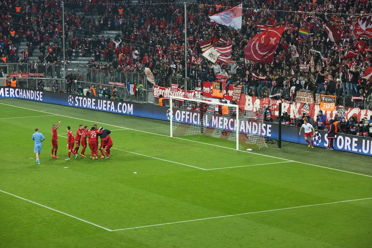 FCBayern's tweet photo. Unsere Mannschaft lässt sich feiern. Und die Fans haben immer dran geglaubt. Großartig! #FCBJuve https://t.co/3vh2znOJFD