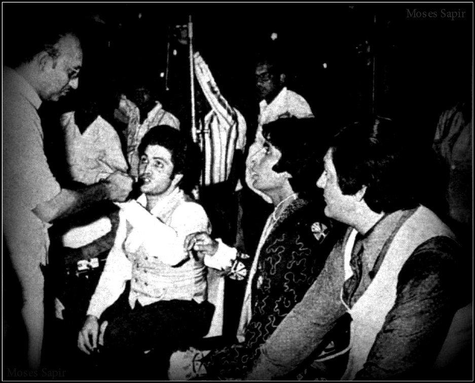 MosesSapir's tweet photo. Rare Pic-Amitabh ji,Manmohan ji,Rishi Kapoor ji ,Prem Chopra ji during the climax shoot #35YearsofNaseeb @chintskap https://t.co/4SF1pkNtMP
