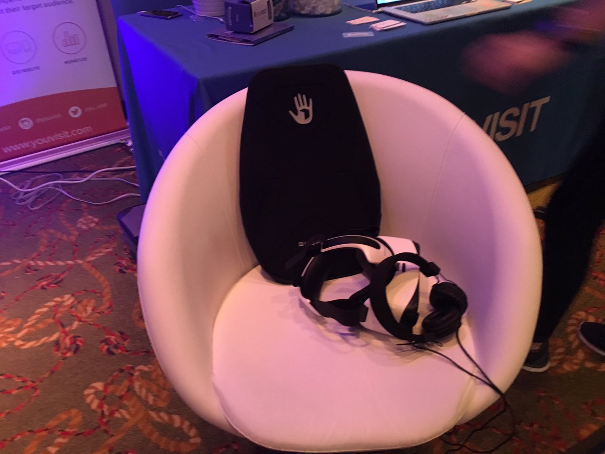 omo3wi1's tweet photo. 目の前でセクシーな女の子が私のためだけに踊ってくれているわ。背中からリズムに合わせてズンズン押してくるから臨場感が増すわ。#SXSW #VR https://t.co/G7AQBM54Y2