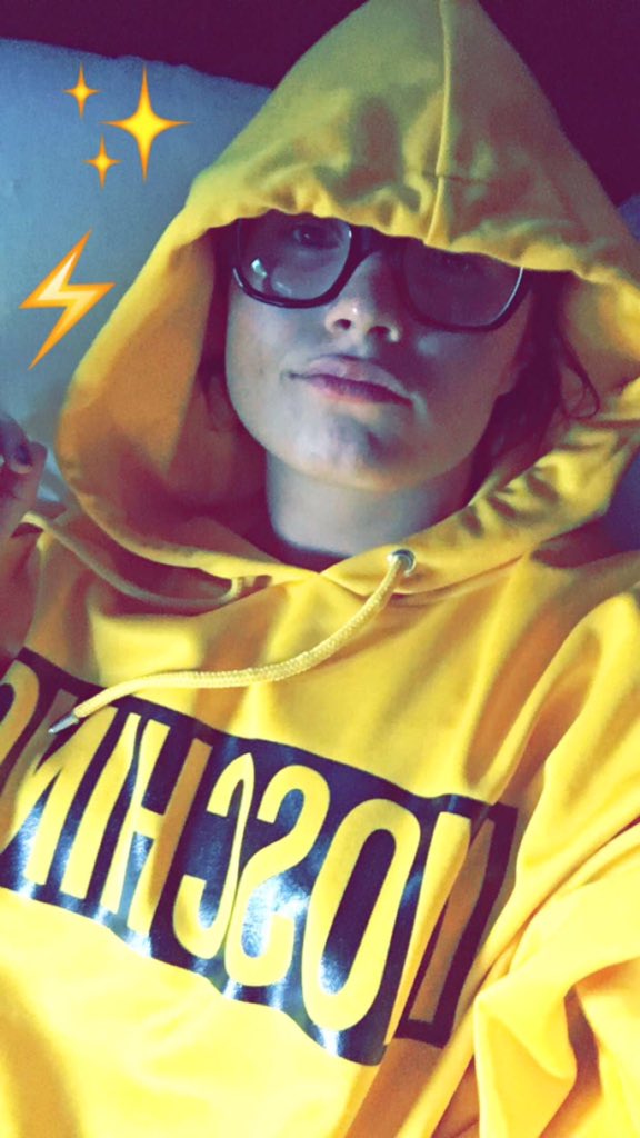 4everdemetria's tweet photo. NUNCA VOU SUPERAR ESSA FOTO 

DÊ RT PARA AJUDAR NA VOTAÇÃO!!!

FOCO LOVATICS #Hello #BestCover #iHeartAwards https://t.co/kbIYTJpay6