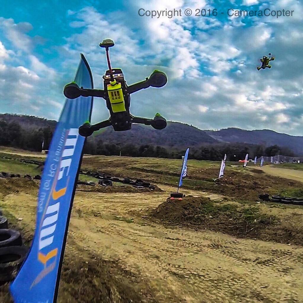 CameraCopter's tweet photo. So close!! #quadcopter #multicopter #raceband #fatshark #gemfan #FPVRacer #DDCteam #AcroBaixTeam #tests https://t.co/AYYY4Hbr9Y