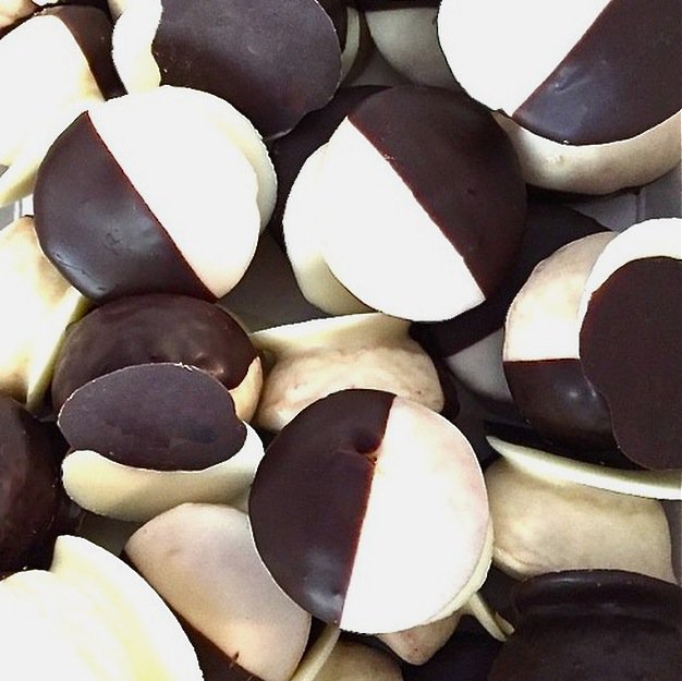 Thanks <a href="/JustDessertsNYC/">JustDessertsNYC</a> for sharing their great review of our Black and white cookies! justdessertsnyc.com/2016/03/black-…