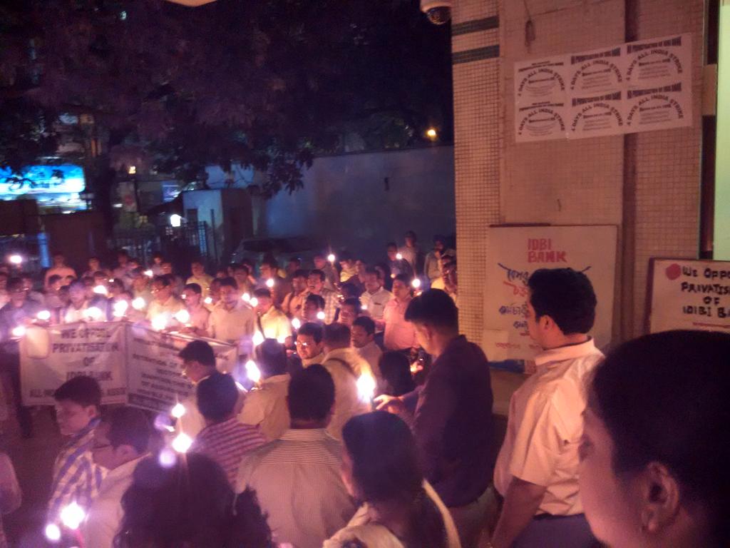 MRINMOYBHANDAR1's tweet photo. @indiatvnews  #donotsellidbibank Candle light march against privatisation of idbi bank at Kolkata https://t.co/fGkPKVIN9c