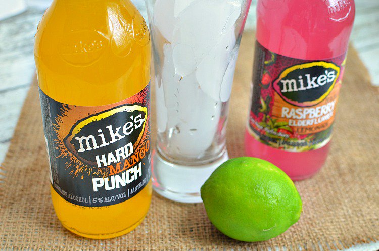 Rick_OntheRocks's tweet photo. Enjoy Mike’s Hard Pot of Gold https://t.co/i9o5UwJxhx #mikesvip #ad #recipe #drinks #StPatricksDay https://t.co/FvqyaBQJmn