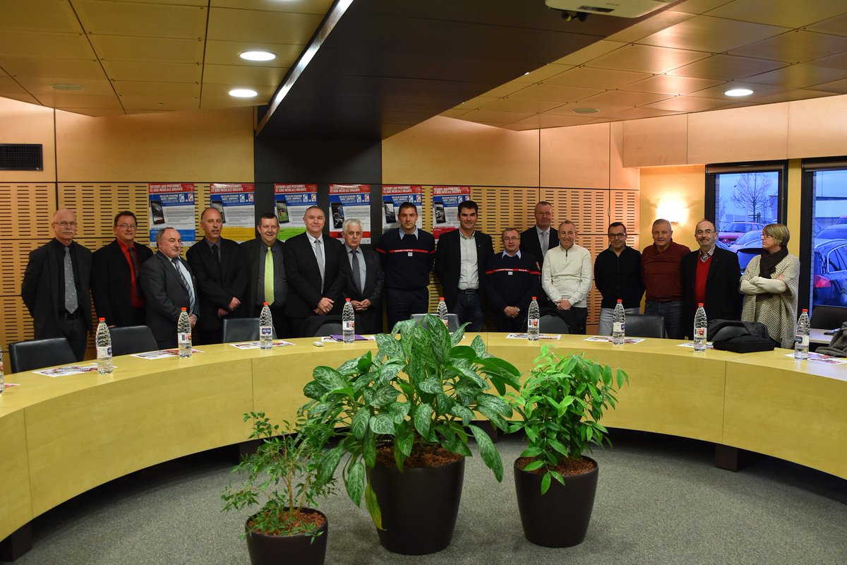 sdis86's tweet photo. Comité exécutif décentralisé : l'#UDSP86 et l'#URPC reçoivent aujourd'hui et demain les membres de l'#ODP au @sdis86 https://t.co/7zz7TMSFFc
