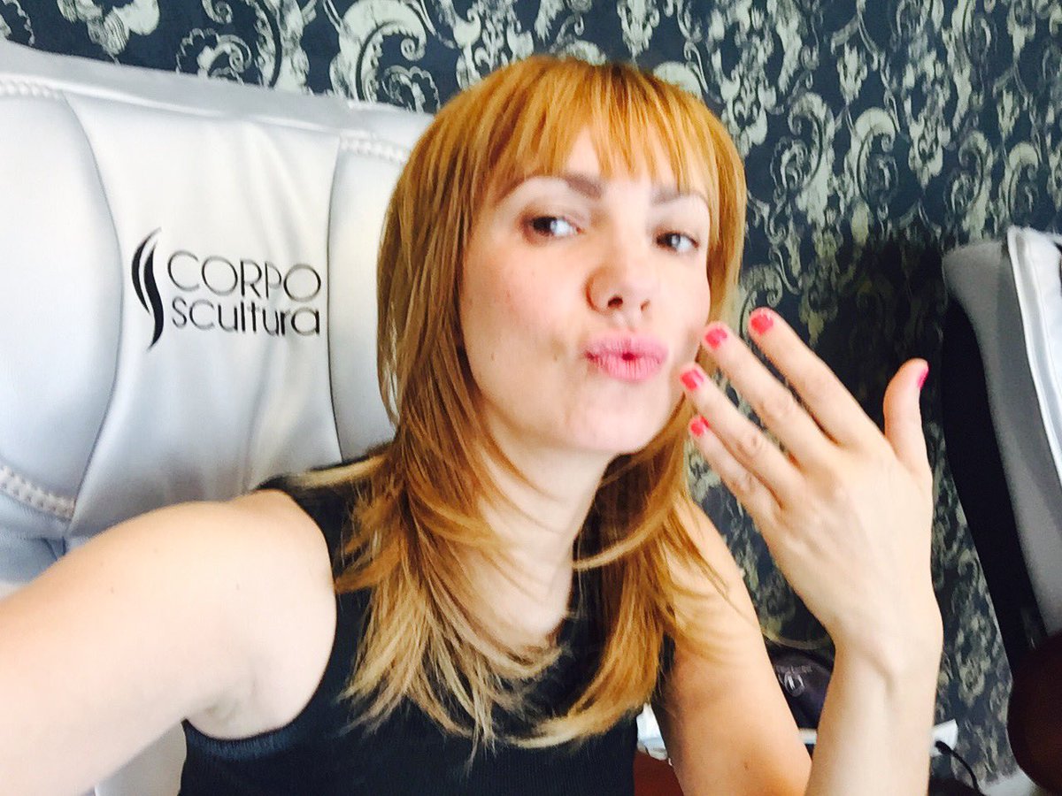 Ludy_ConGanas's tweet photo. @CorpoScultura el mejor lugar para darle color a tus uñas y saber con seguridad que nadie las maltratara ! gracias https://t.co/0JfIukwKH8