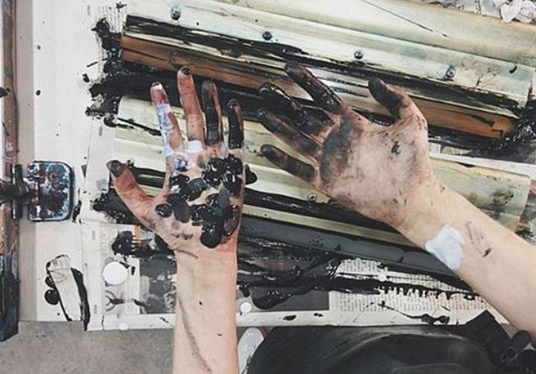 noisnewyork's tweet photo. getting hands dirty at printmaking with #leecoren. Find our #vegan bag collection @ https://t.co/I7gaVmwyFL #fashion https://t.co/joex0Wt3gW