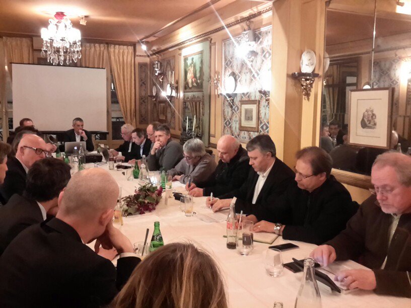 ChristineCalais's tweet image. Club de la Presse Informatique B2B retour à la séparation des sexes:19 hommes d&apos;un côté,8 femmes de l&apos;autre #cpiB2B