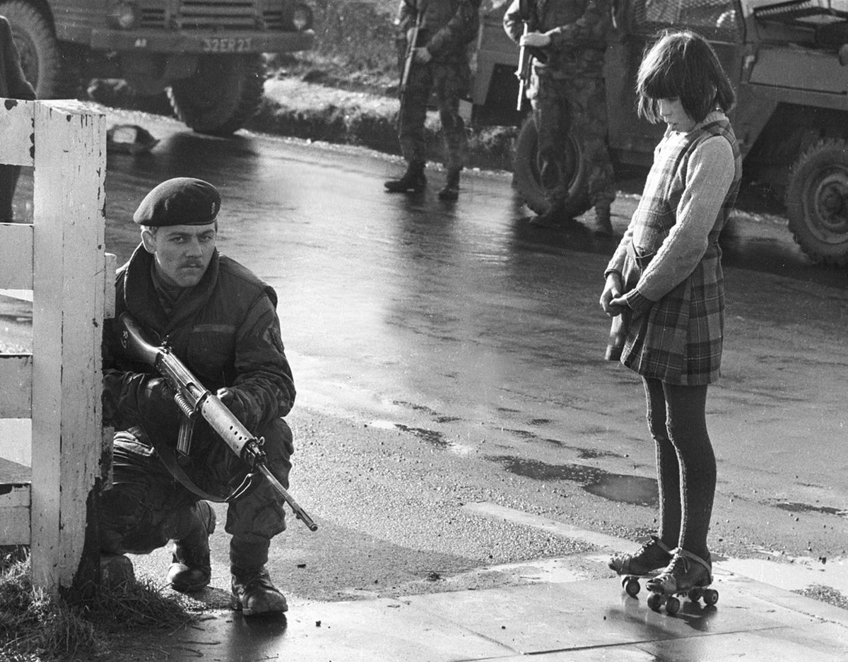 JotDownSpain's tweet photo. Northern Ireland, 1971 (by Clive Limpkin) https://t.co/Tc7KXWPG7Y
