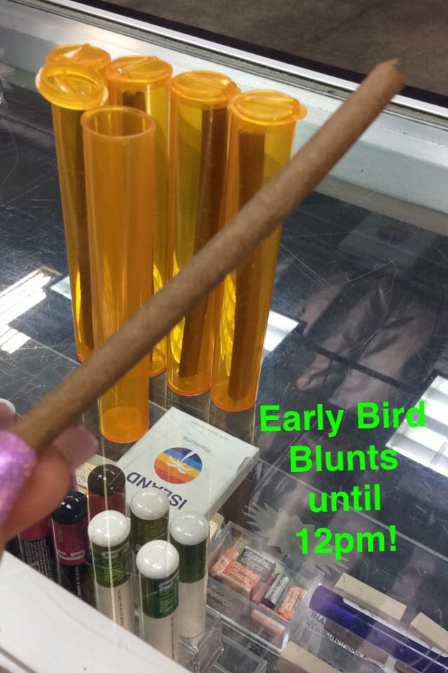 AbsoluteProp215's tweet photo. Come get your early bird blunt! Free with min don. Until 12pm! https://t.co/asc9Y4fAPl