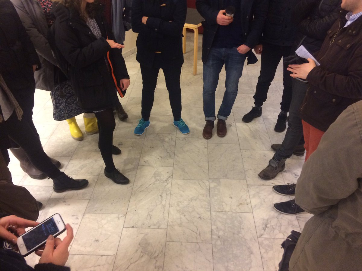 Svo mikill er áhuginn að rætt er um kennsluna í hring fyrir utan fundarstofuna. 
Takk allir sem mættu! 🙏🏻