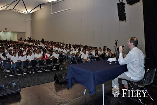 Leer_Placer's tweet photo. Así lució la charla de Juan Villoro, ¿Estuviste ahí? 😉📖👍 #ViveFiley https://t.co/kTWD5PR2jC