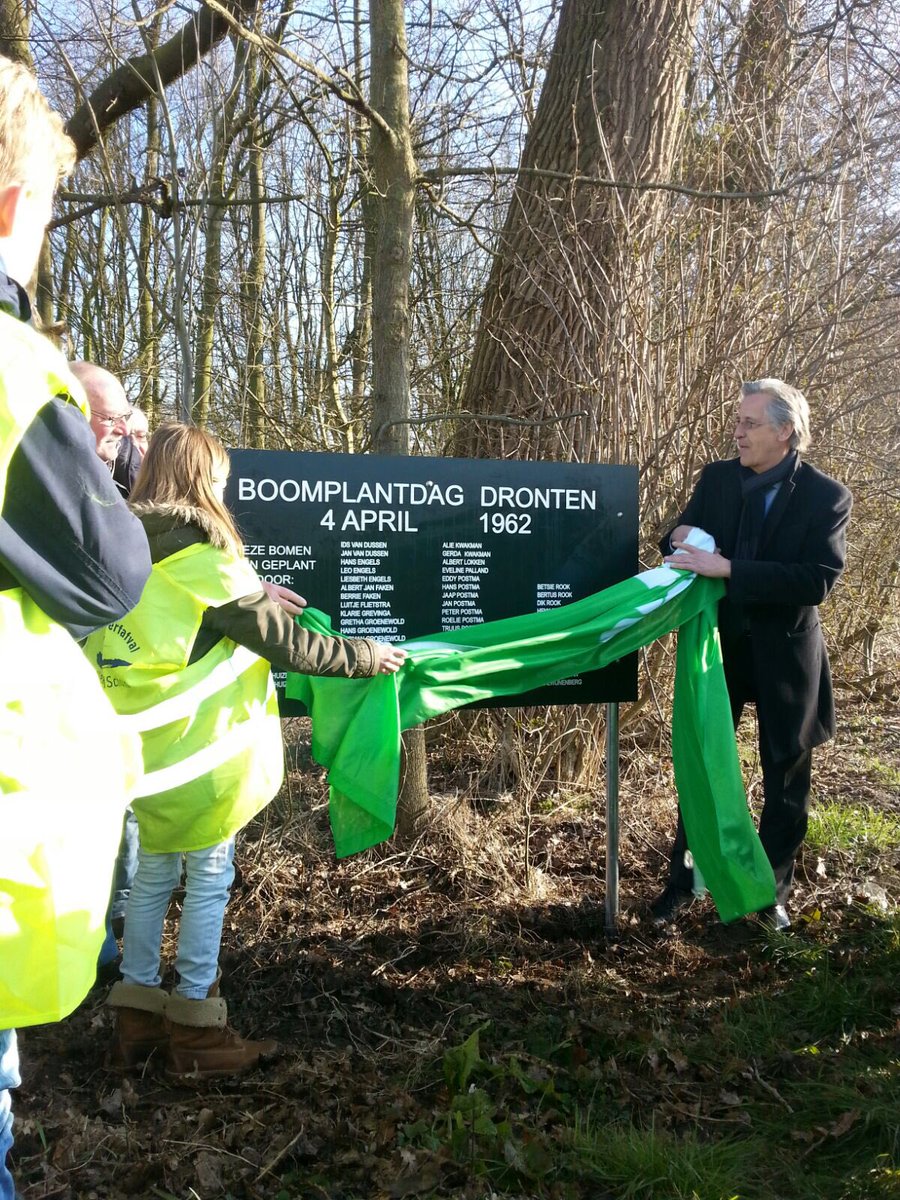 KompasDronten's tweet photo. Groep 7 mag samen met wethouder Nico Verlaan het gerenoveerde bord "boomplantdag 1962" onthullen. https://t.co/3KWos8dllT