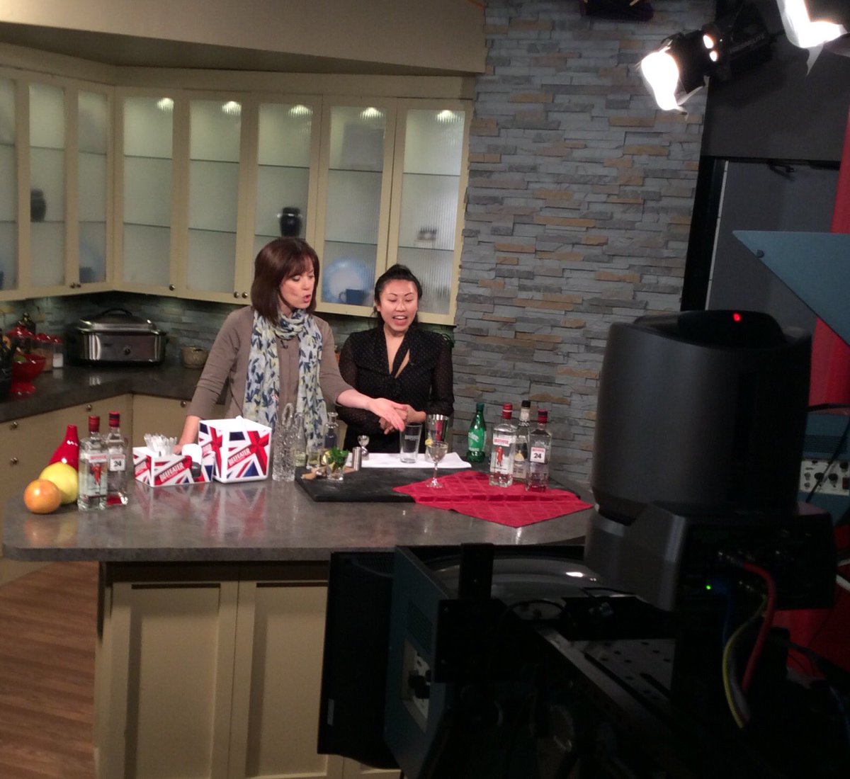 daytime20's tweet image. Getting a #SpringCocktail lesson from @BeefeaterLondon #MIXLDN Champ @evelynchick - #cheers! 3,5 &amp;amp; 11pm on #ROGERStv