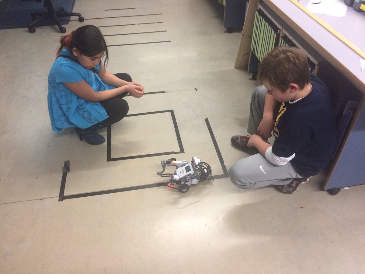 humboldtms1's tweet photo. 5th Grade STEM explore class students are programming robots! https://t.co/88A0chrThp
