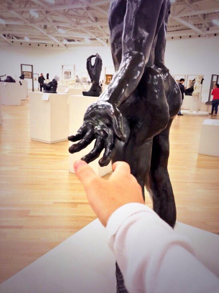 ElMuseoSoumaya's tweet photo. Frases para #LigarEnUnMuseo:

Te tomaría de la mano pero ahí dice: "prohibido tocar las obras de #arte". https://t.co/FDgJCS1tUe