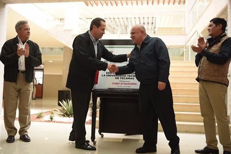 AaronUrbina_Mx's tweet photo. Agradezco al Dr. @eruviel_avila por los beneficios de las #AccionesPorLaEducación de los tecamaquenses. #CercaDeTi https://t.co/MSi2lkssR2