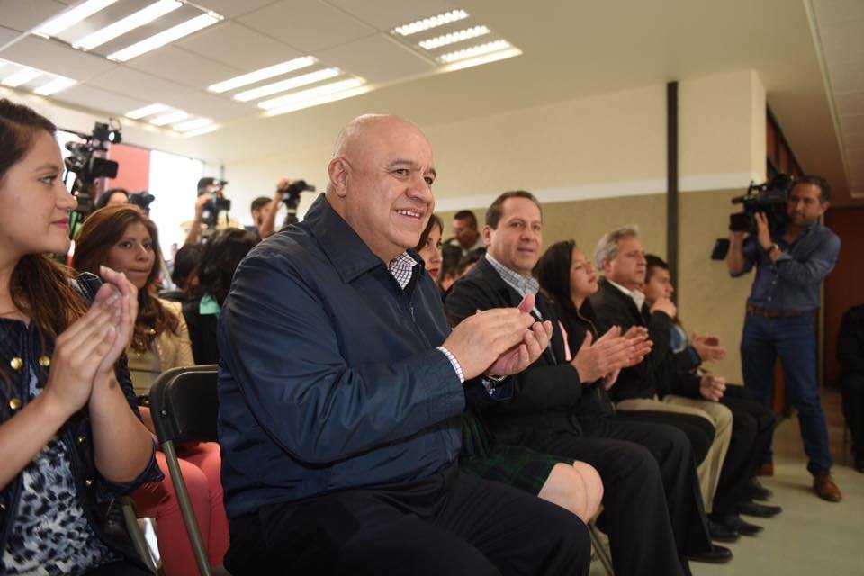 AaronUrbina_Mx's tweet photo. Agradezco al Dr. @eruviel_avila por los beneficios de las #AccionesPorLaEducación de los tecamaquenses. #CercaDeTi https://t.co/MSi2lkssR2
