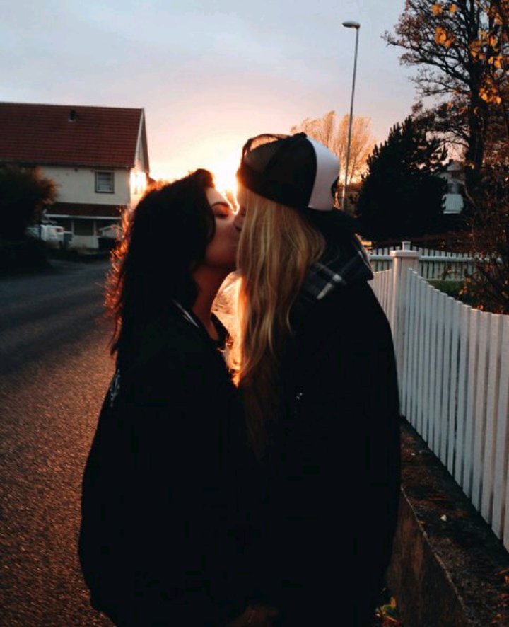 Две девушки ночью. Телочка целуется. Телочка целуется. Телочка целуется. Телочка целуется.