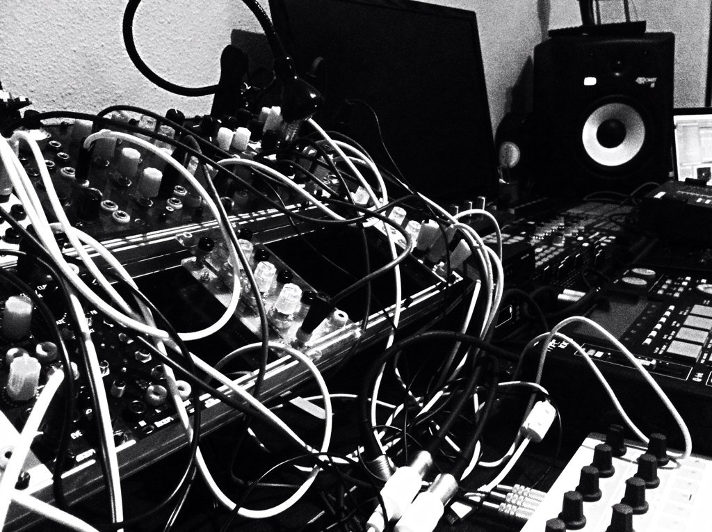 rootnoise's tweet photo. Buena pinta!🔊 #modularsynth #StudiosDawe #Techno 💣 https://t.co/I1JZkzw2vL