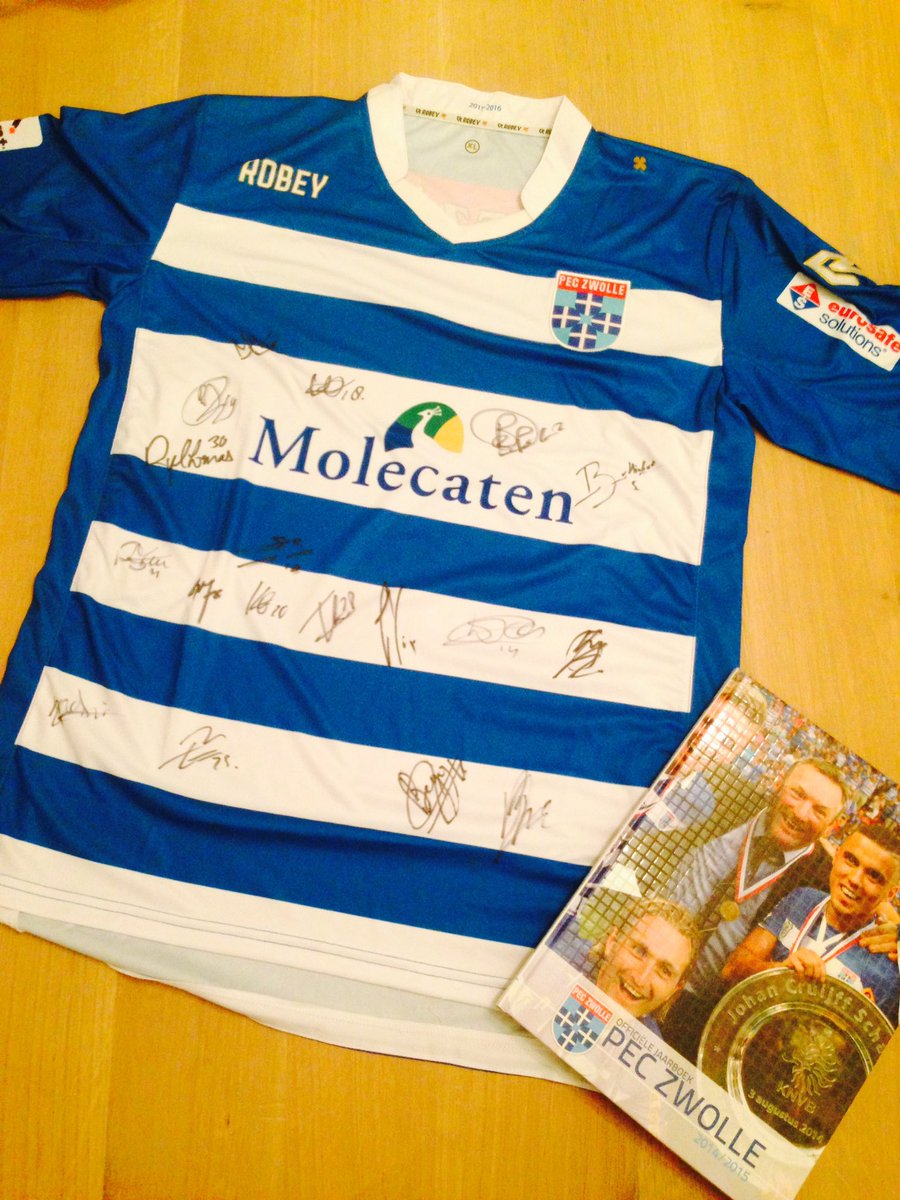 teamRn2DyZwolle's tweet photo. #veilingitem voor as vrijdag #golftuinzwolle gesigneerd shirt + jaarboek @PECZwolle voor echte fan #roparun25 https://t.co/dPsEJdkUVr