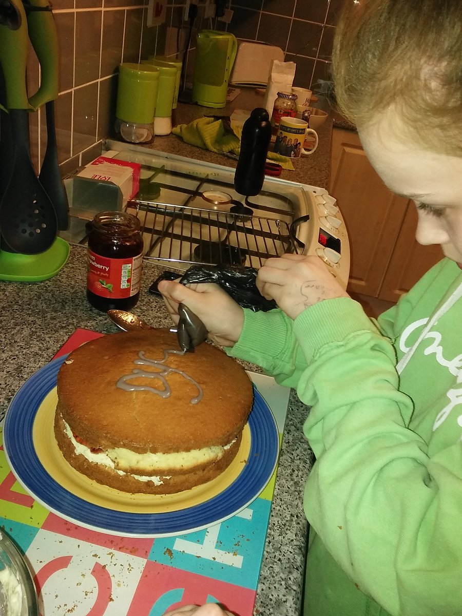 clairwardle7582's tweet photo. @MolymeMolyneux elle making her cake ready for tomorrow https://t.co/Hr2iRPv7En