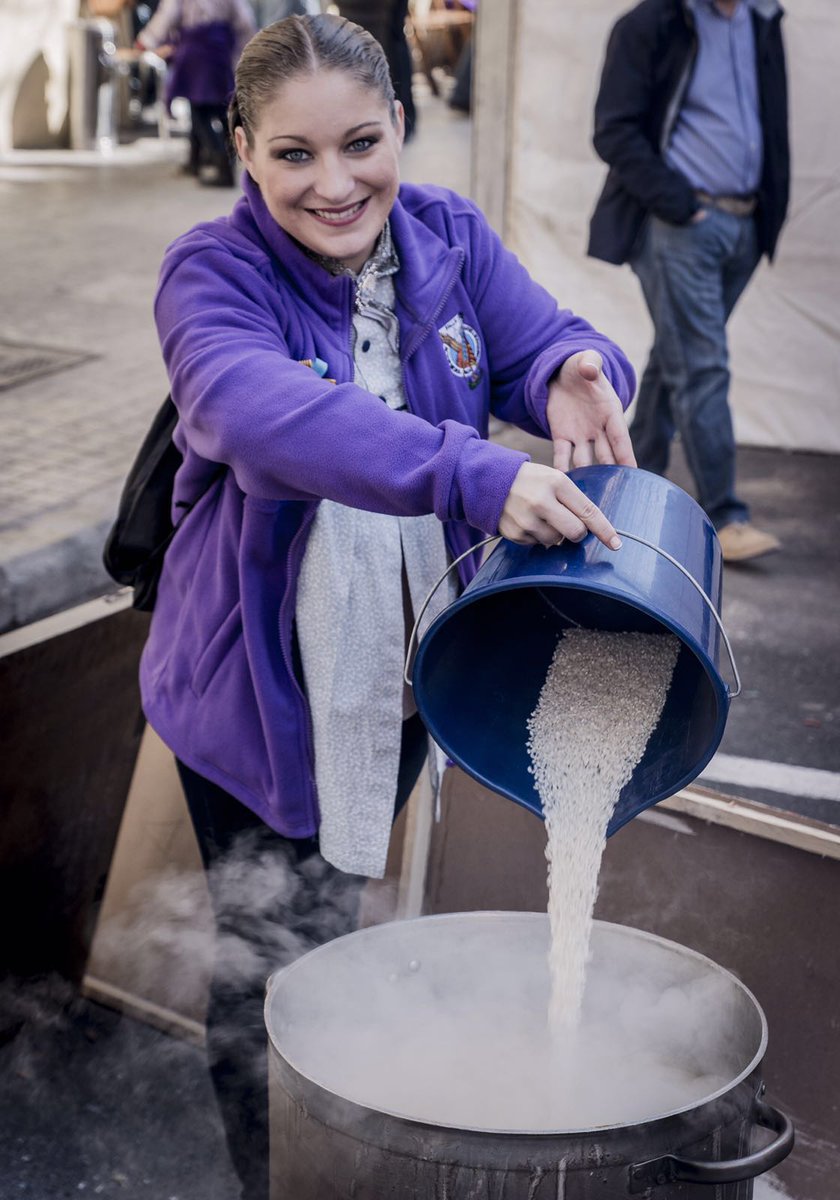 FallaActorMora's tweet image. ¡Fotón del pedazo de #ArròsAmbFessolsINaps que nos hemos cascado hoy!