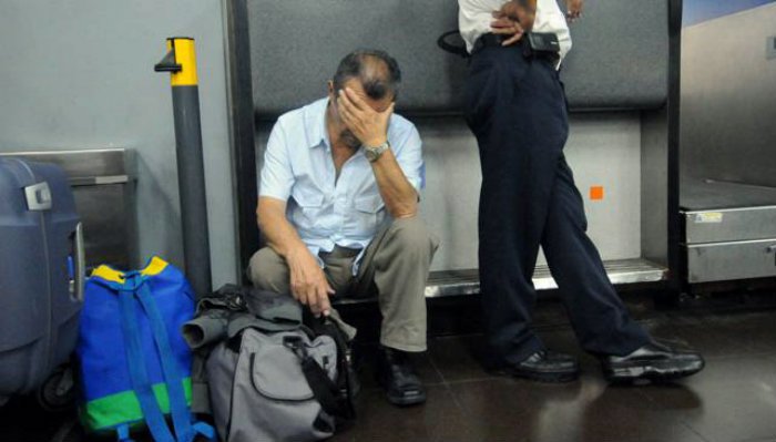 DolarToday's tweet photo. ¡MISERABLES! Venezolanos duermen en aeropuertos por falla en dólares viajeros -► https://t.co/ahVaa6v3dZ https://t.co/jx1IzCxoaF