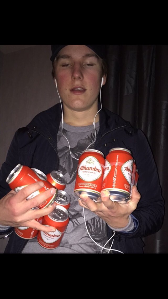 JacobWadman's tweet photo. Idag fyller ännu en fin vän till mig år, grattis brorsan @TheodorKarell 💗💗 https://t.co/khl3GrT1rn