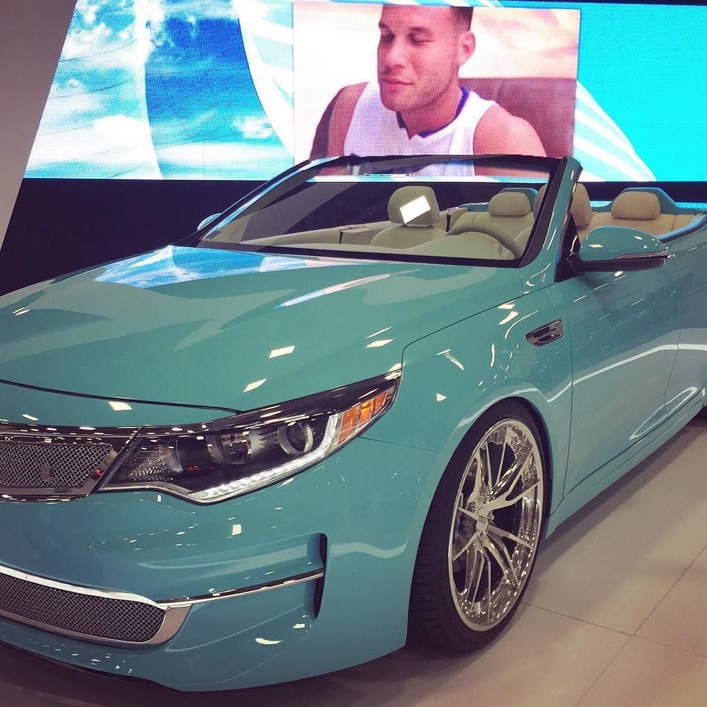 juliemeasure's tweet photo. Blake Griffin wants me to buy this car. #DFWAuto #DFWAutoKia https://t.co/vFjyRpOcdw