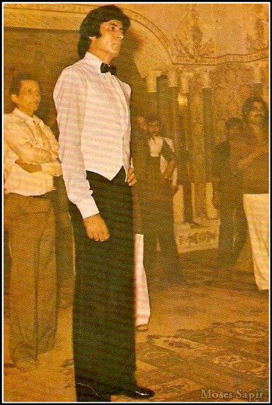 MosesSapir's tweet photo. @SrBachchan  #35YearsofNaseeb Amitabh  ji on the set of 'John Jani Janardhan' song shooting..Tall and handsome https://t.co/IDKYm5u3j0
