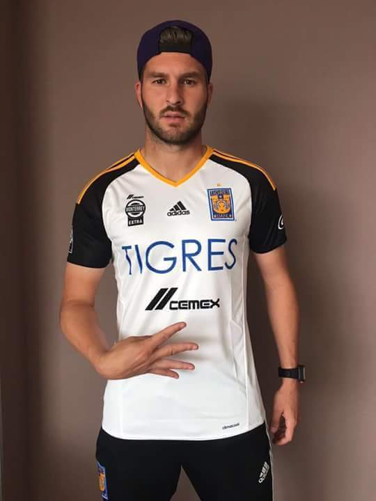 la_u_de_nl's tweet photo. Gignac luce el tercer jersey de @TigresOficial para el Clausura 2016 y la Concacaf Liga de Campeones. https://t.co/Wzex0kntB6