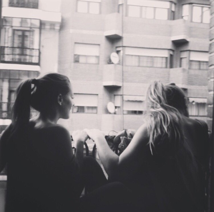 susanamegan_'s tweet photo. Y que me lleve el demonio si no te quiero🎤🎶 @nazaretaracil24 ❤️🙈 #Krts #Friends #Mucholove #Jannet #Megan https://t.co/sz7ry7sRP5