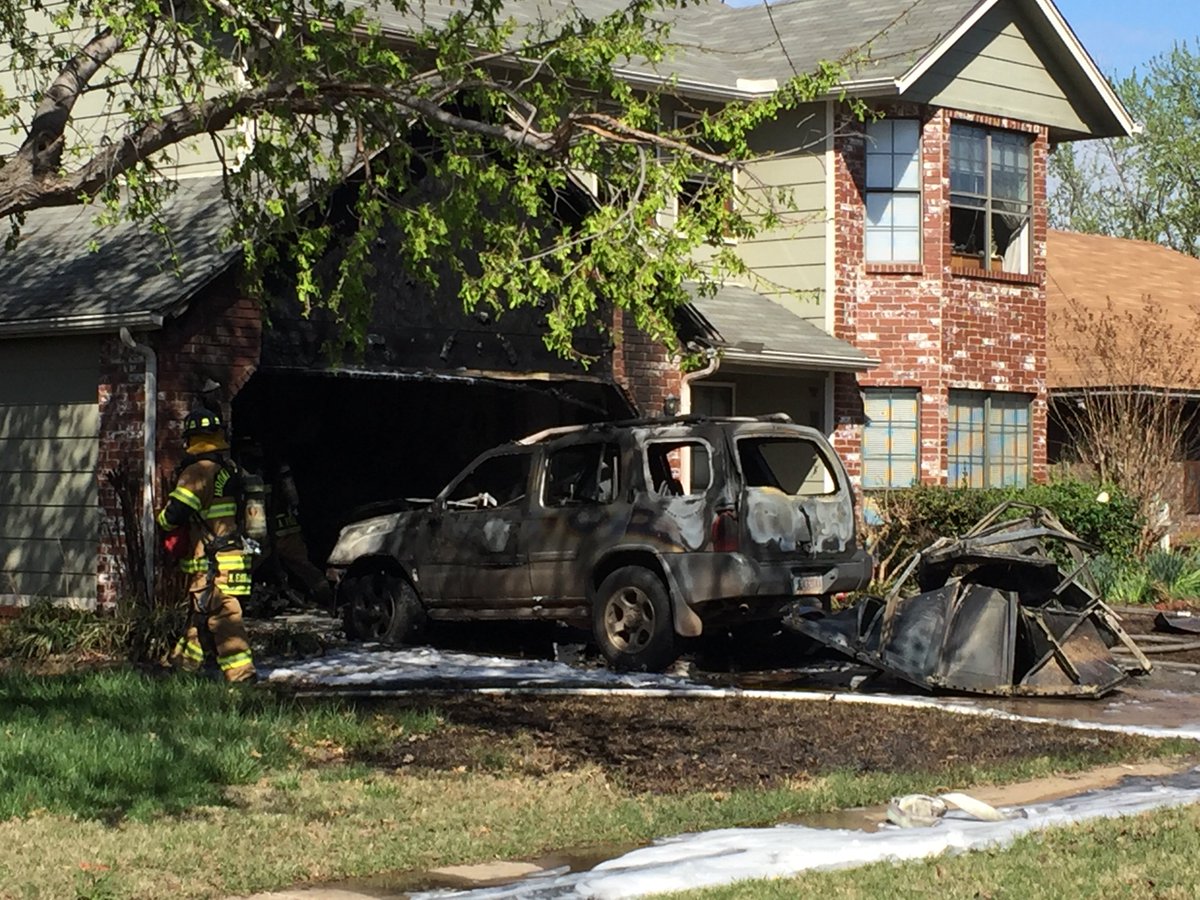 JonathanMcCall's tweet photo. #BREAKING #BAFire crews on scene of house/car fire.
No injuries reported. Cause under investigation. #FOX23 https://t.co/6Dt5mUmMnv