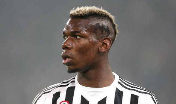 warnerbrosfr's tweet photo. On vous disait bien que #Batman donnerait de la force à @paulpogba ce soir ! #BAYJUV #BatmanVSuperman #UCL https://t.co/wvPkGa1Ti9