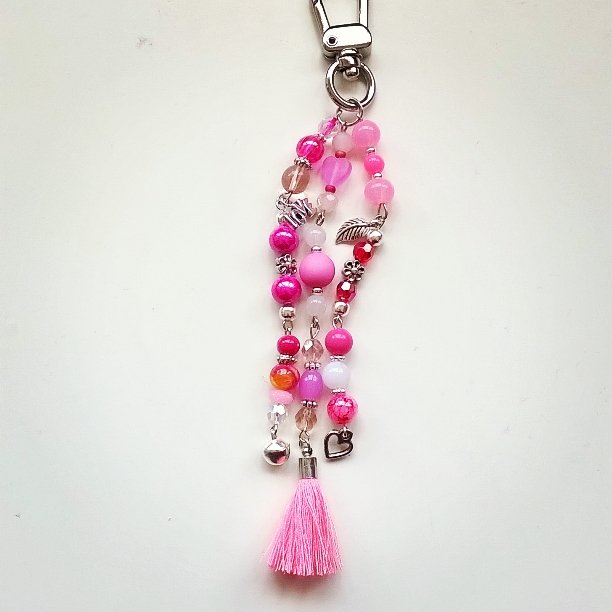 Een sleutel - tassenhanger gemaakt #roze #wit #zilver #sleutelhanger #vrolijk #girly #love #jewelsbysimone
