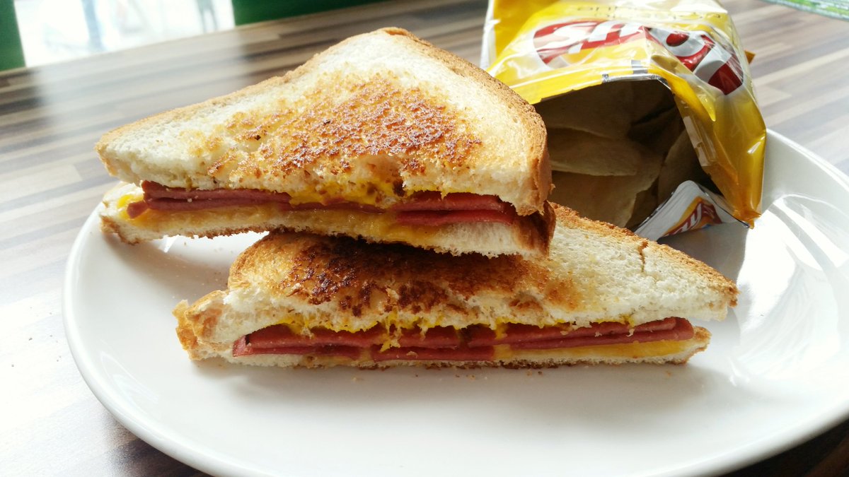 Recession special at <a href="/UnicornCalgary/">The Unicorn</a>. $6 = bologna sandwich, chips and a Lucky. Memories of #Nashville right here!