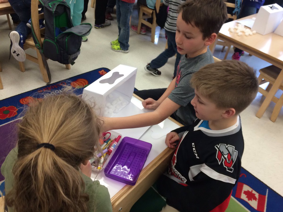 ClaireKreuger's tweet photo. We're working on dioramas with the kindergarten class. Thinking about #grabilly #gra2015 https://t.co/yNNmA1aSaQ