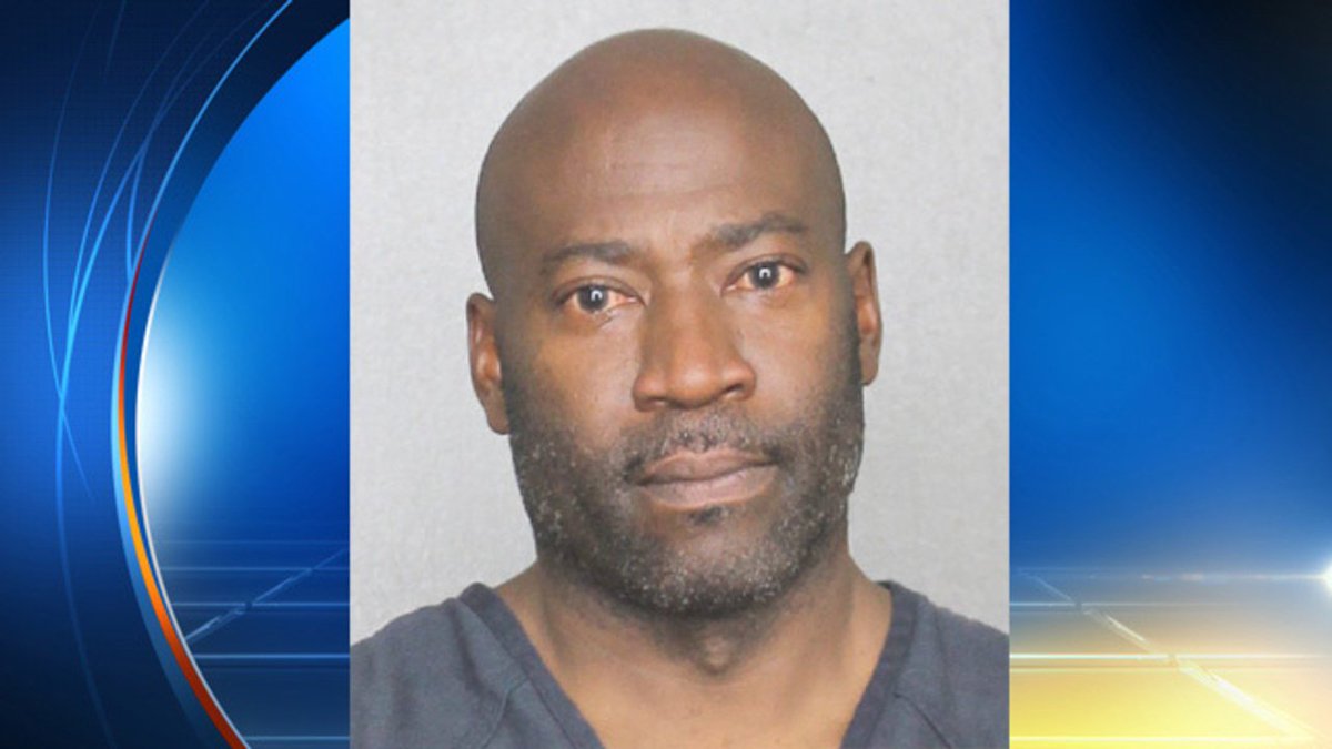 Miami-Dade firefighter accused of choking girlfriend, holding her against will bit.ly/1Rlmmtl?utm_me… https://t.co/6JEz3PZFwU