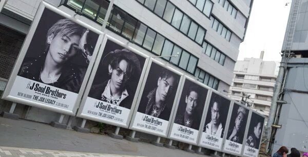 EXILE_NEWS_com's tweet photo. ★3/16～4/2にかけてJR東日本(京浜東北線、中央・総武各駅停車、横浜線、埼京線、京葉線)の電車を三代目が1編成ずつ、まるごとジャック！さらに大阪地下鉄梅田駅では3/28～4/3の間、メンバー全員が載った巨大壁面ポスターも掲出！ https://t.co/zKlitxqmuc