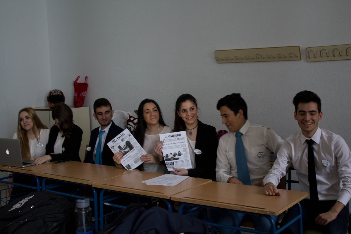 PartidoJuvenil2's tweet photo. Dia de exposiciones!! (Perdon por el retraso, nuestro fotgrafo @acousticman96 ha tenido un dia completo xD) https://t.co/JWQcqBICwU