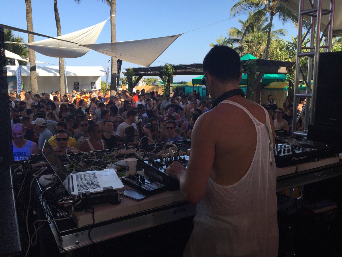 DJmag's tweet image. .@dubfire on fire right now at the DJ Mag pool party. Party people, let's dance! 💪