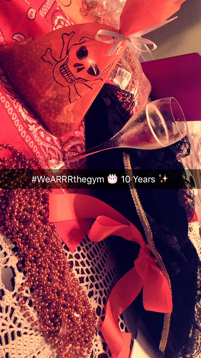 thegymplaya's tweet image. Celebraremos nuestro 10mo aniversario 💥 y queremos que tú estés presente 🎂🍾 sábado 16 de abril ☠11am @coralinapdc RT