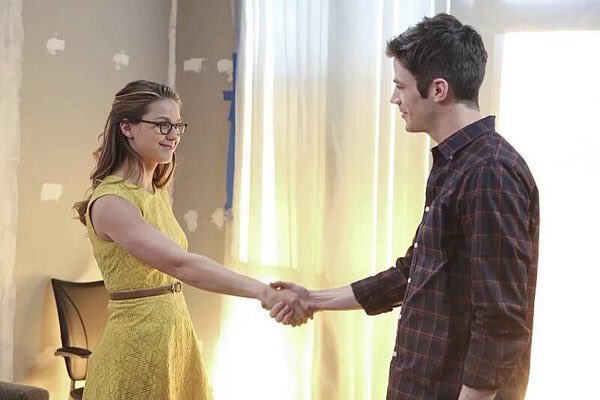 GeekTentation's tweet photo. Primeiras imagens do crossover de #TheFlash com #Supergirl! 💥 https://t.co/VLM7kHBZRL