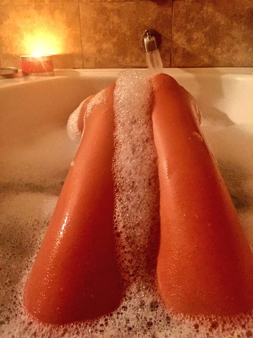 The only thing that would make this bath better is food 😋😋😋 https://t.co/WZQHqav3xI<a href="/tag/newprofilepic"class="tags"><span>#newprofilepic</span></a>