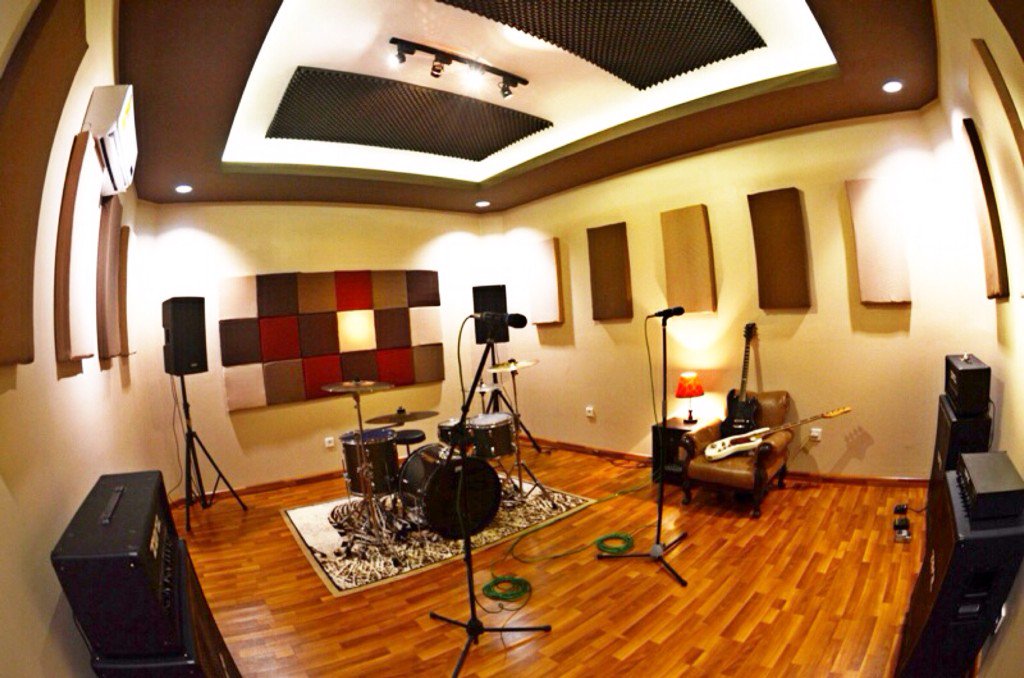 Fresh and clean room, best equipment <a href="/reich_studio/">Reich Music Studio</a>