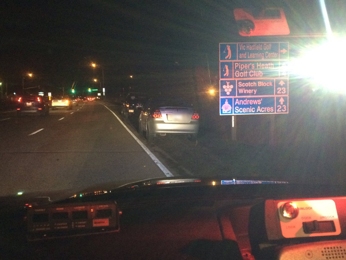 HRPS_Comm's tweet photo. 1/2 #20CMB Traffic Officer has stopped 2 vehicles that were racing on Trafalgar North of Dundas #Oakville ^MRT https://t.co/VCMRFxYXXE