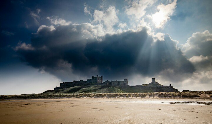 Glasses502's tweet photo. . @dailyp #dpCLOUDS Bamburgh Castle one day last week https://t.co/zZNnk9aVYX