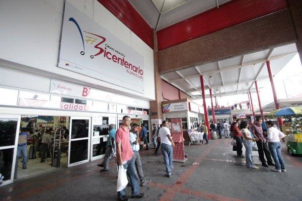 ElNacionalWeb's tweet photo. Trabajadores de Abastos Bicentenario exigen cumplimiento de sus derechos laborales https://t.co/bOTDXeSRya https://t.co/u1Twq7ppjw