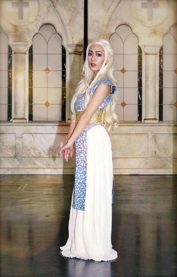 PyonMicchi's tweet photo. Lol I should tweet other cosplays I've done... here's my Daenerys! #GameofThrones https://t.co/R0uIwMOA7e